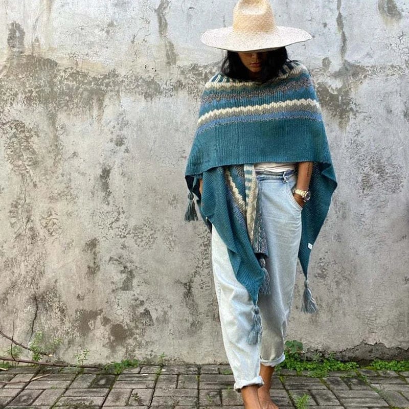 Peruanischer Strickponcho mit Zickzackstreifen