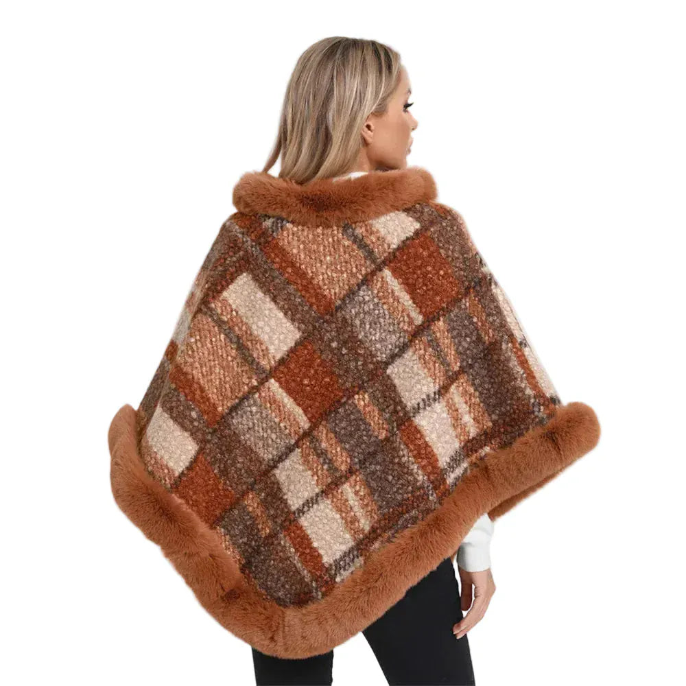 Winter-Damenponcho aus Jacquardstrick mit Fell