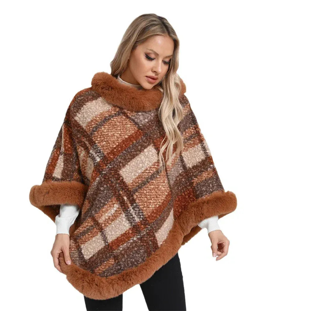 Winter-Damenponcho aus Jacquardstrick mit Fell