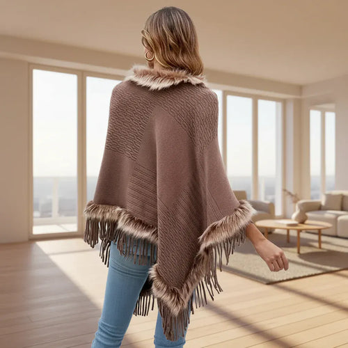 Boho-Poncho mit Pelzkragen und Fransen in Taupe