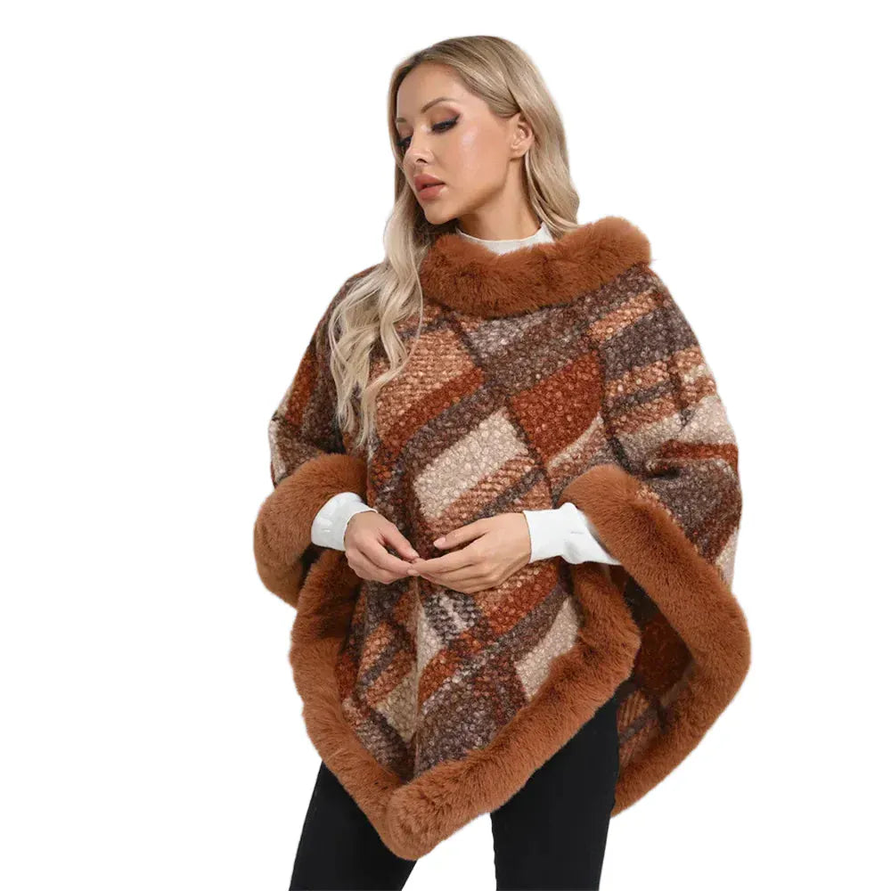 Winter-Damenponcho aus Jacquardstrick mit Fell