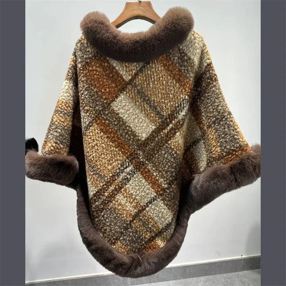 Winter-Damenponcho aus Jacquardstrick mit Fell