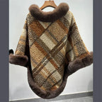 Winter-Damenponcho aus Jacquardstrick mit Fell