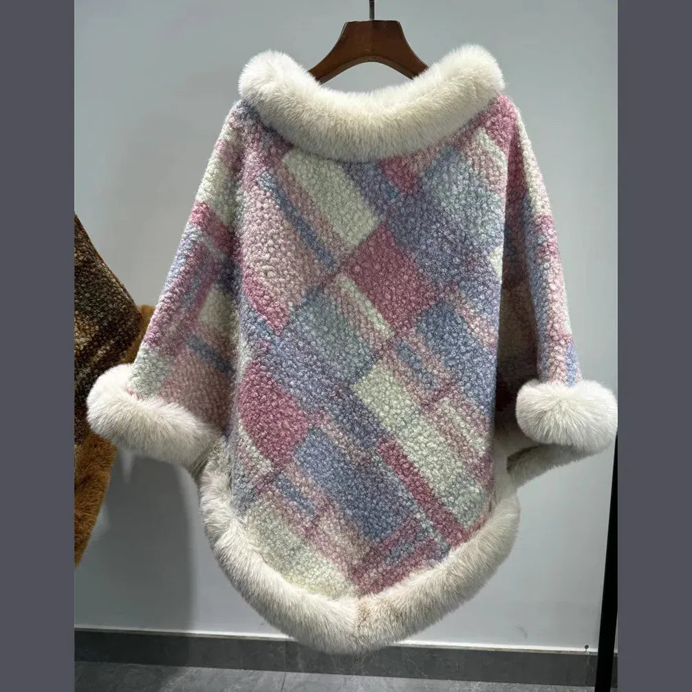 Winter-Damenponcho aus Jacquardstrick mit Fell