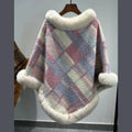 Winter-Damenponcho aus Jacquardstrick mit Fell