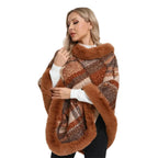 Winter-Damenponcho aus Jacquardstrick mit Fell