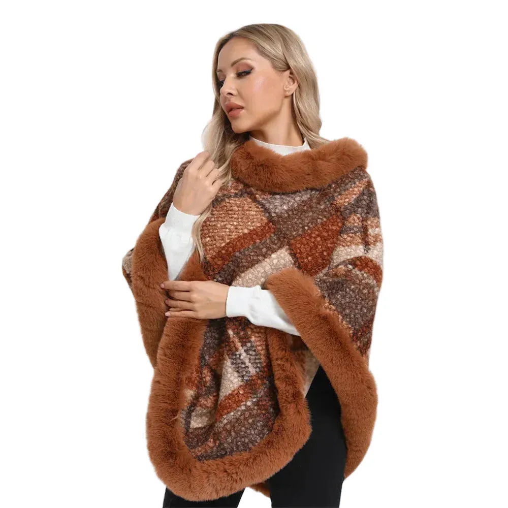 Winter-Damenponcho aus Jacquardstrick mit Fell