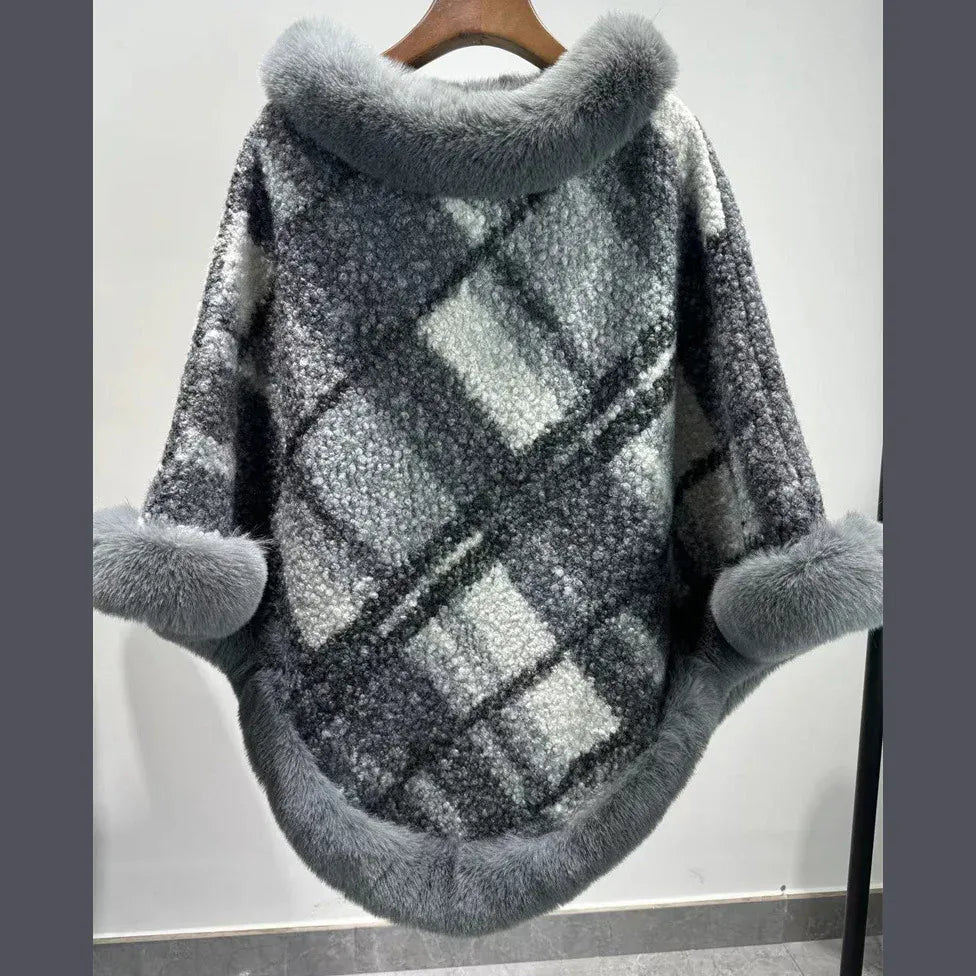 Winter-Damenponcho aus Jacquardstrick mit Fell