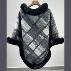 Winter-Damenponcho aus Jacquardstrick mit Fell