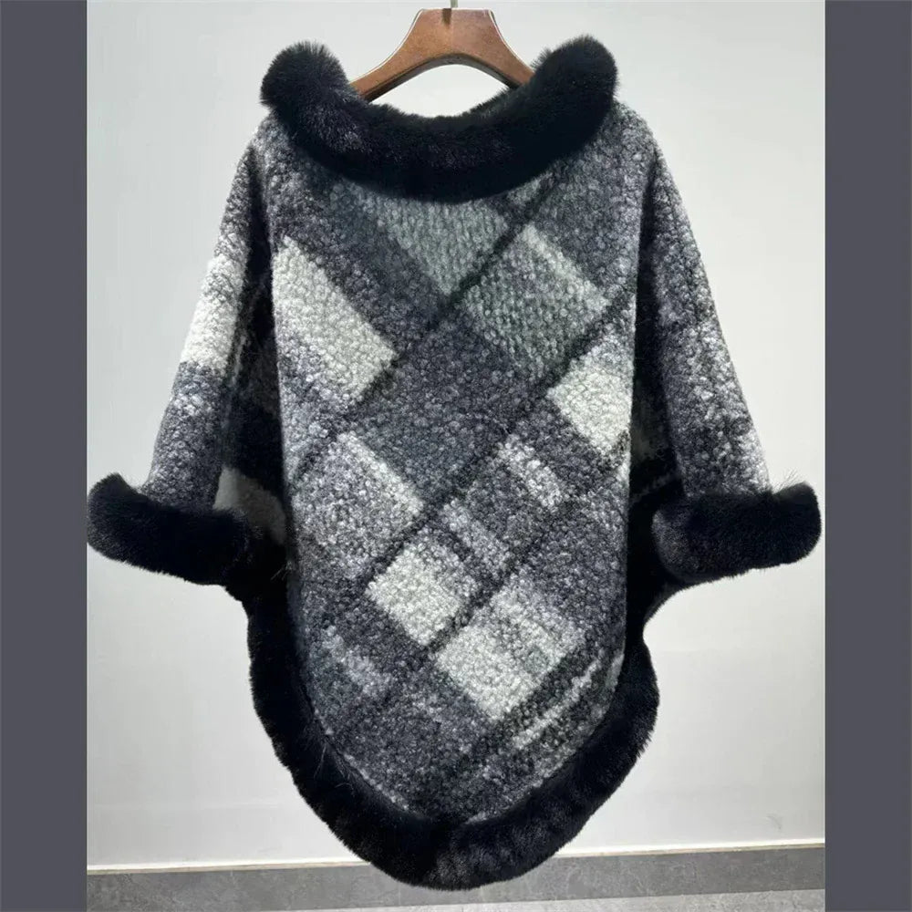 Winter-Damenponcho aus Jacquardstrick mit Fell