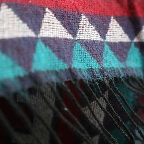 Ethnischer Damenponcho mit feinen Fransen