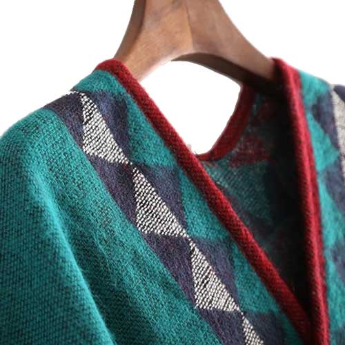 Ethnischer Damenponcho mit feinen Fransen