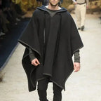 Modischer Herren-Poncho mit Kapuze