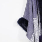 Feiner Damenponcho mit Pelzkragen