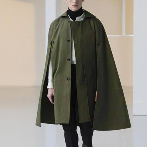 Langer Herrenponcho mit Knöpfen