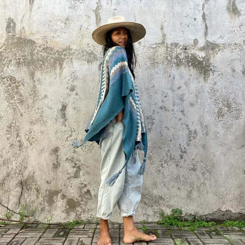 Peruanischer Strickponcho mit Zickzackstreifen