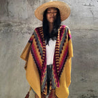 Peruanischer Strickponcho mit Zickzackstreifen