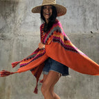 Peruanischer Strickponcho mit Zickzackstreifen