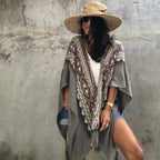 Peruanischer Strickponcho mit Zickzackstreifen