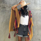 Peruanischer Strickponcho mit Zickzackstreifen