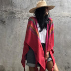 Peruanischer Strickponcho mit Zickzackstreifen