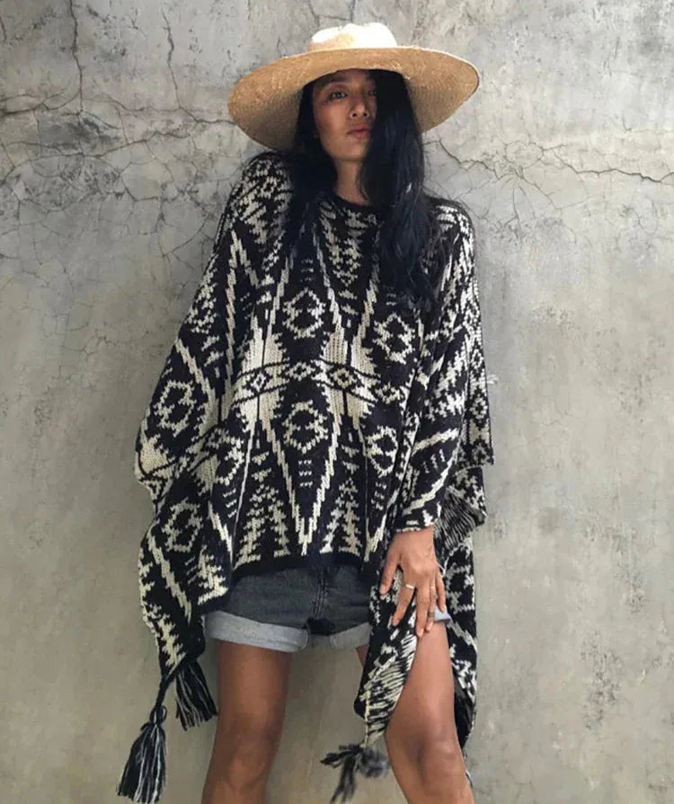 Azteken-Poncho mit geometrischem Schwarz-Weiß-Muster