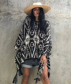 Azteken-Poncho mit geometrischem Schwarz-Weiß-Muster