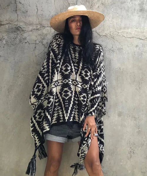 Azteken-Poncho mit geometrischem Schwarz-Weiß-Muster