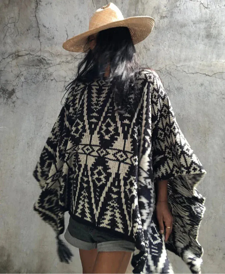 Azteken-Poncho mit geometrischem Schwarz-Weiß-Muster