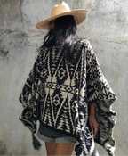 Azteken-Poncho mit geometrischem Schwarz-Weiß-Muster