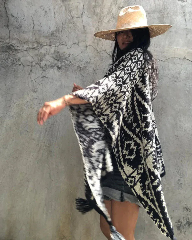 Azteken-Poncho mit geometrischem Schwarz-Weiß-Muster