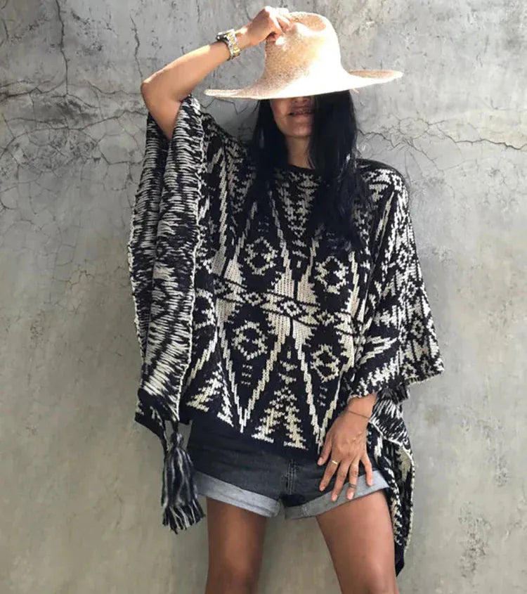 Azteken-Poncho mit geometrischem Schwarz-Weiß-Muster