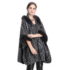 Damen-Poncho mit Pelzkragen und Pelzärmeln