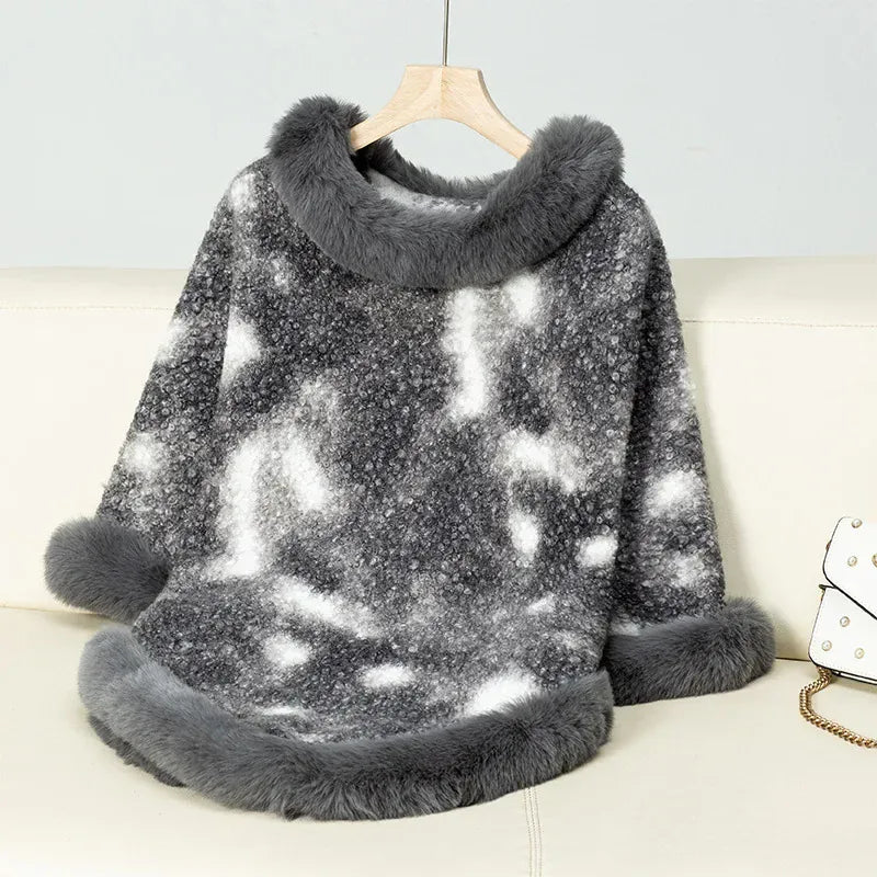 Marmorierter Pullover-Poncho mit Fell