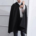 Winterlicher Herrenponcho mit Kapuze