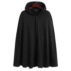 Winterlicher Herrenponcho mit Kapuze